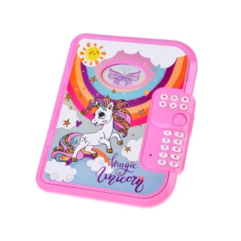 Wnętrze pamiętnika z notatnikiem i miejscem na drobiazgi