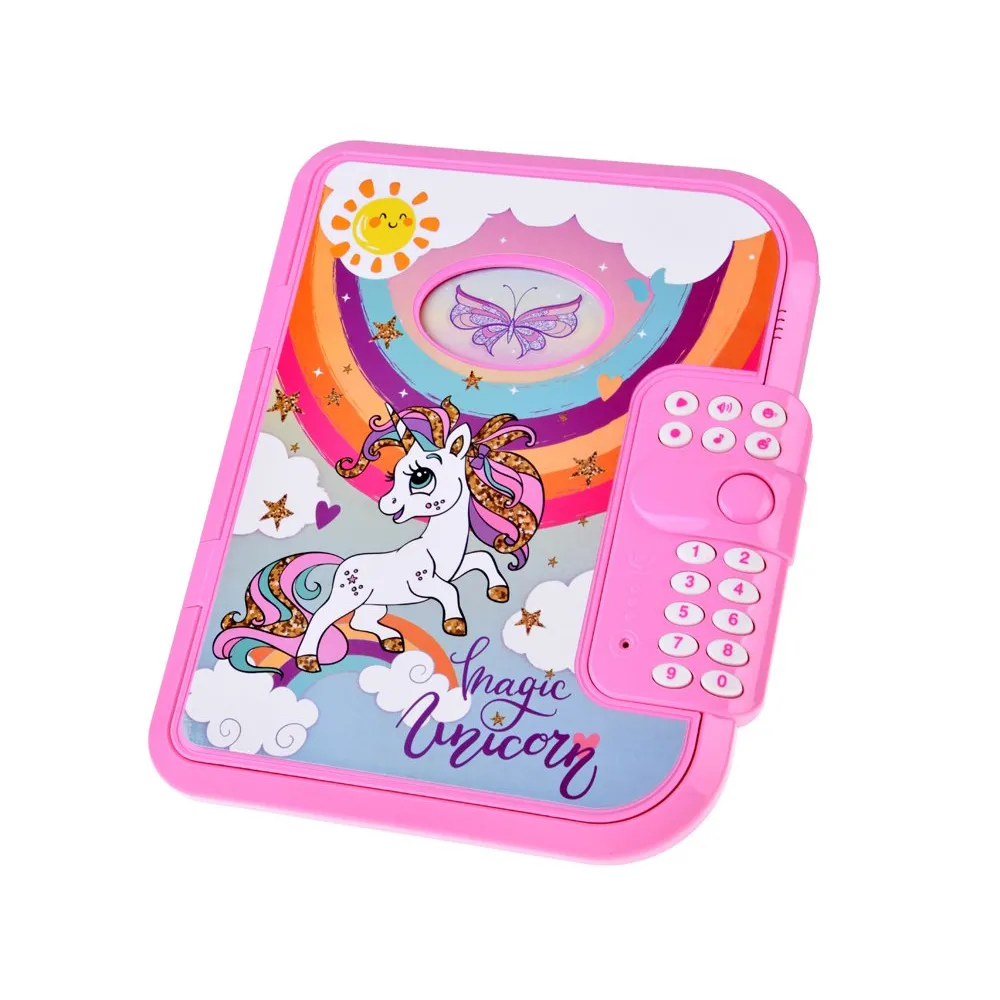 Wnętrze pamiętnika z notatnikiem i miejscem na drobiazgi