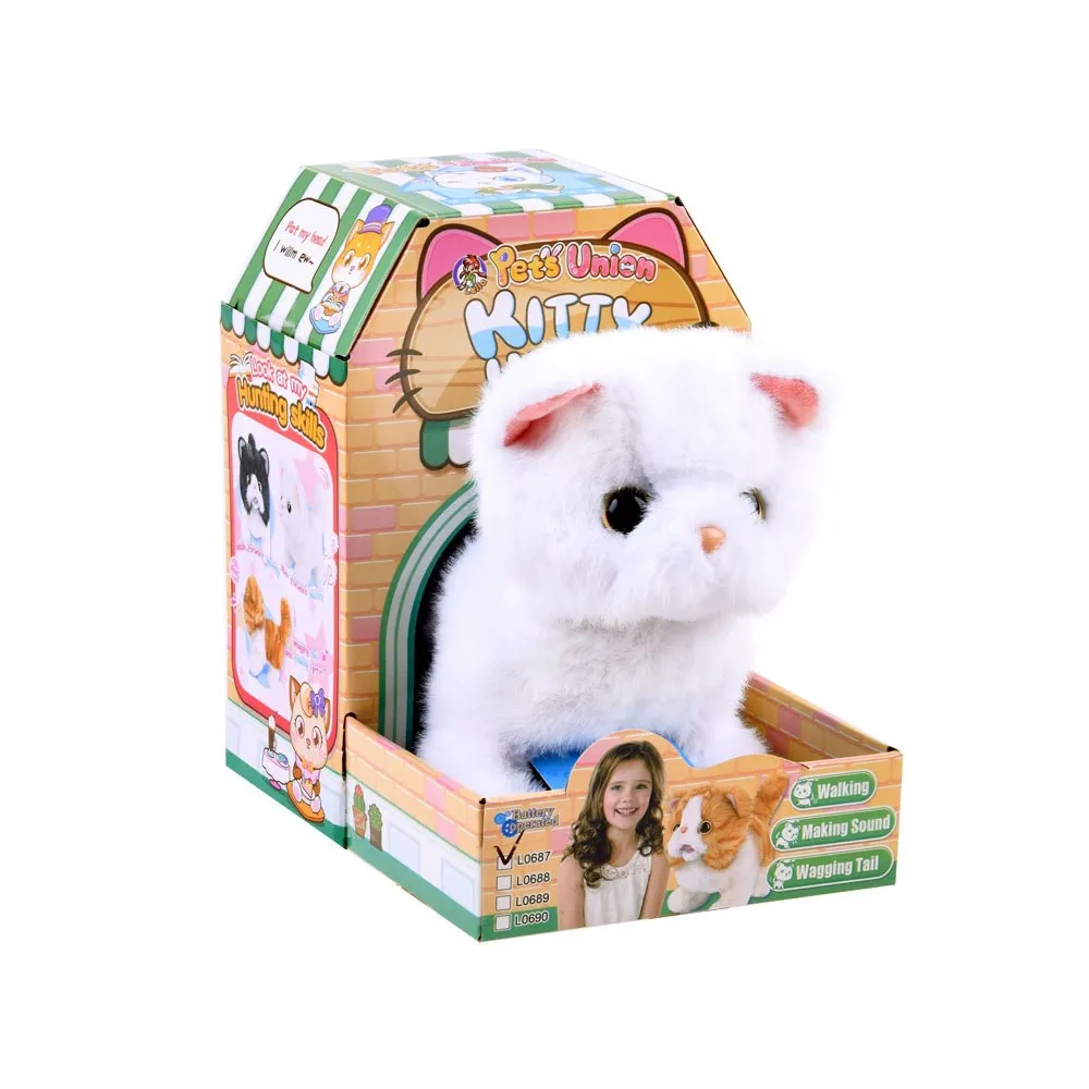 dziecko trzymające interaktywnego kotka psotka w dłoniach