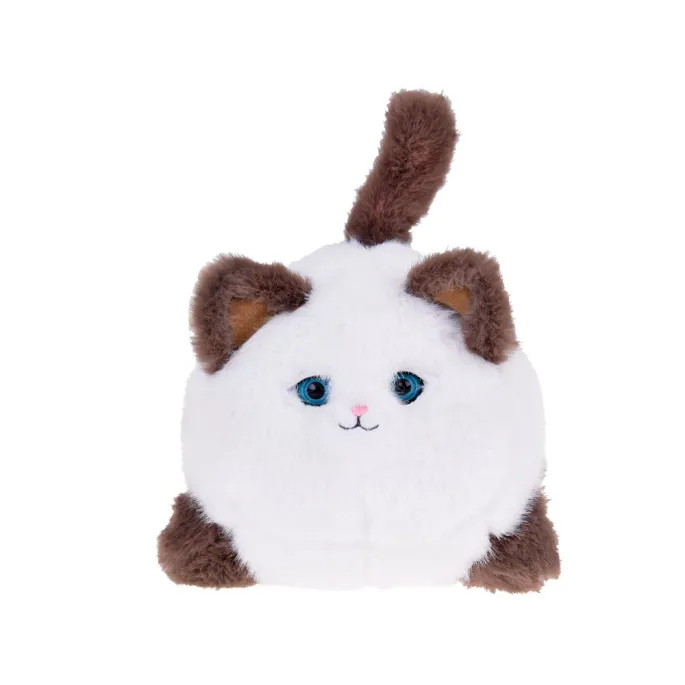 kotek Puszek trzymany w dziecięcych dłoniach