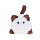 kotek Puszek trzymany w dziecięcych dłoniach