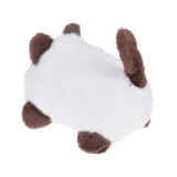 butelka do karmienia obok interaktywnego kotka