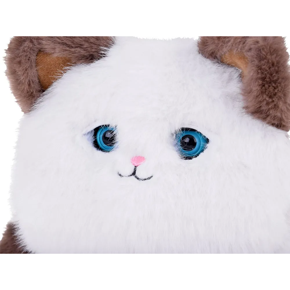 przedstawienie kota Puszka na tle dziecięcego pokoju