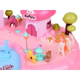 dziecko przesuwa postaci po scenerii magnetycznej