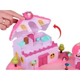 cały zestaw z domkiem, sklepikiem i placem zabaw prezentowany na tle ogrodu