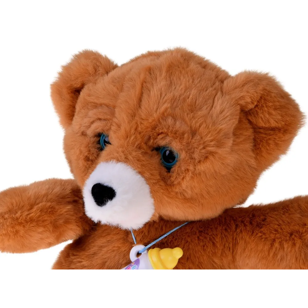 miękki interaktywny miś podczas zabawy z dzieckiem