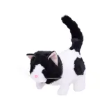 zbliżenie na twarz pluszowego kota łatka z czerwoną tasiemką