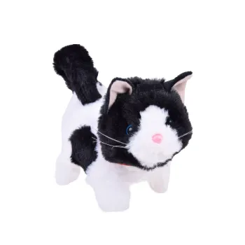 dłoń trzymająca pluszowego kota łatka podczas zabawy