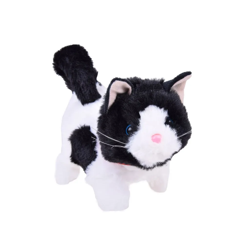 dłoń trzymająca pluszowego kota łatka podczas zabawy