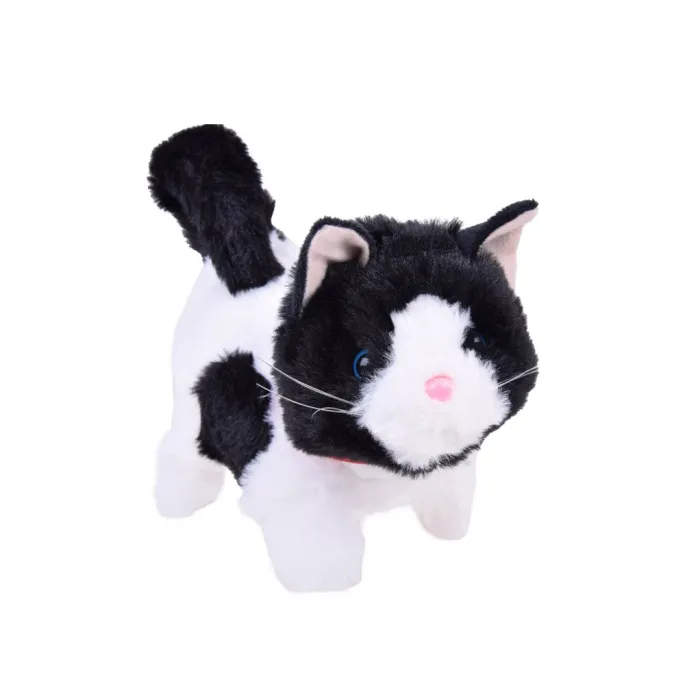 dłoń trzymająca pluszowego kota łatka podczas zabawy