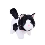 dłoń trzymająca pluszowego kota łatka podczas zabawy