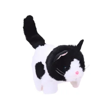 mały pluszowy kotek łatka w działaniu na płaskiej powierzchni