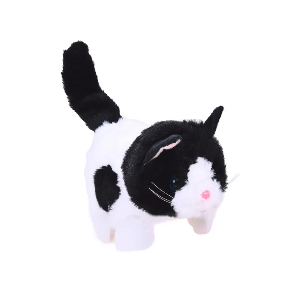 mały pluszowy kotek łatka w działaniu na płaskiej powierzchni