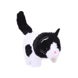 mały pluszowy kotek łatka w działaniu na płaskiej powierzchni