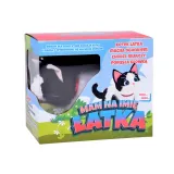 pluszowy kot łata w otoczeniu zabawek dziecięcych