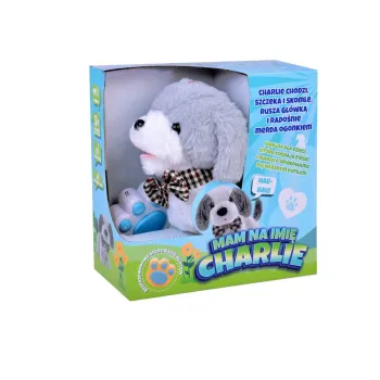 widok całej sylwetki pieska charlie z pilotem na białym tle