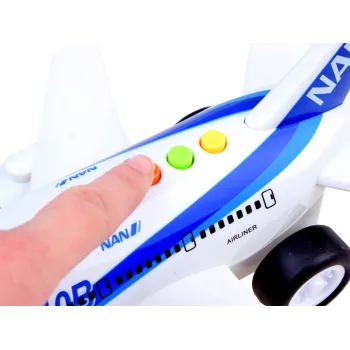 Samolot zabawka podczas ruchu na gładkiej powierzchni