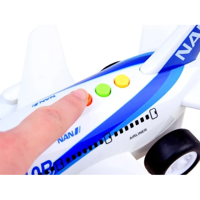 Samolot zabawka podczas ruchu na gładkiej powierzchni