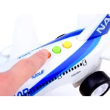 Samolot zabawka podczas ruchu na gładkiej powierzchni