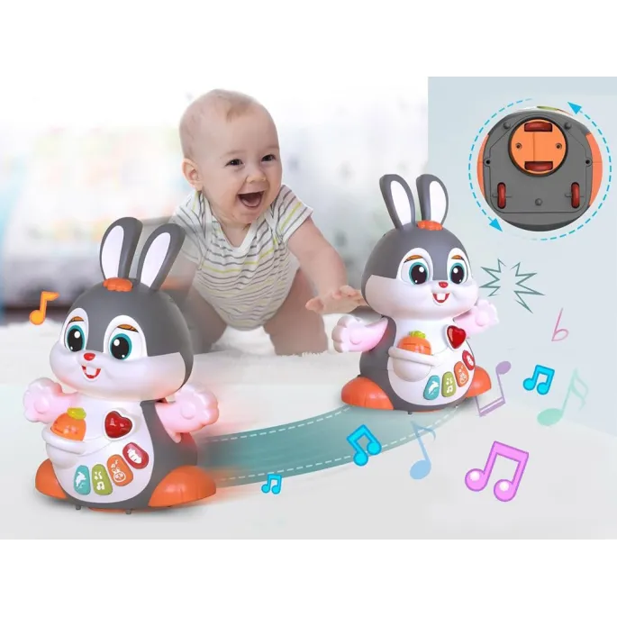 dziecko bawiące się interaktywnym króliczkiem na podłodze