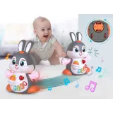 dziecko bawiące się interaktywnym króliczkiem na podłodze