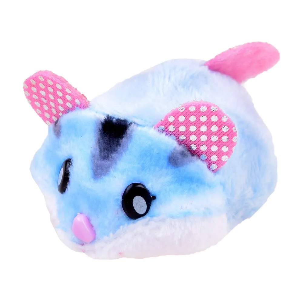 chomik jako kelner przy stoliku w lodziarni