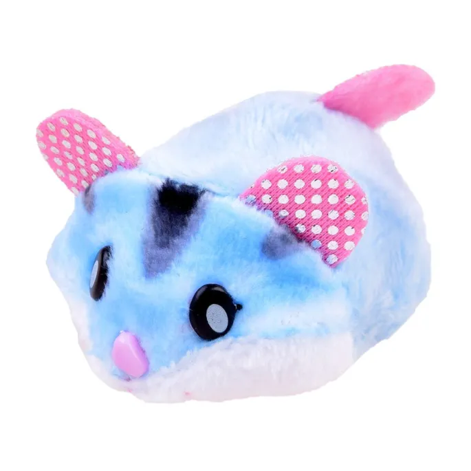 chomik jako kelner przy stoliku w lodziarni