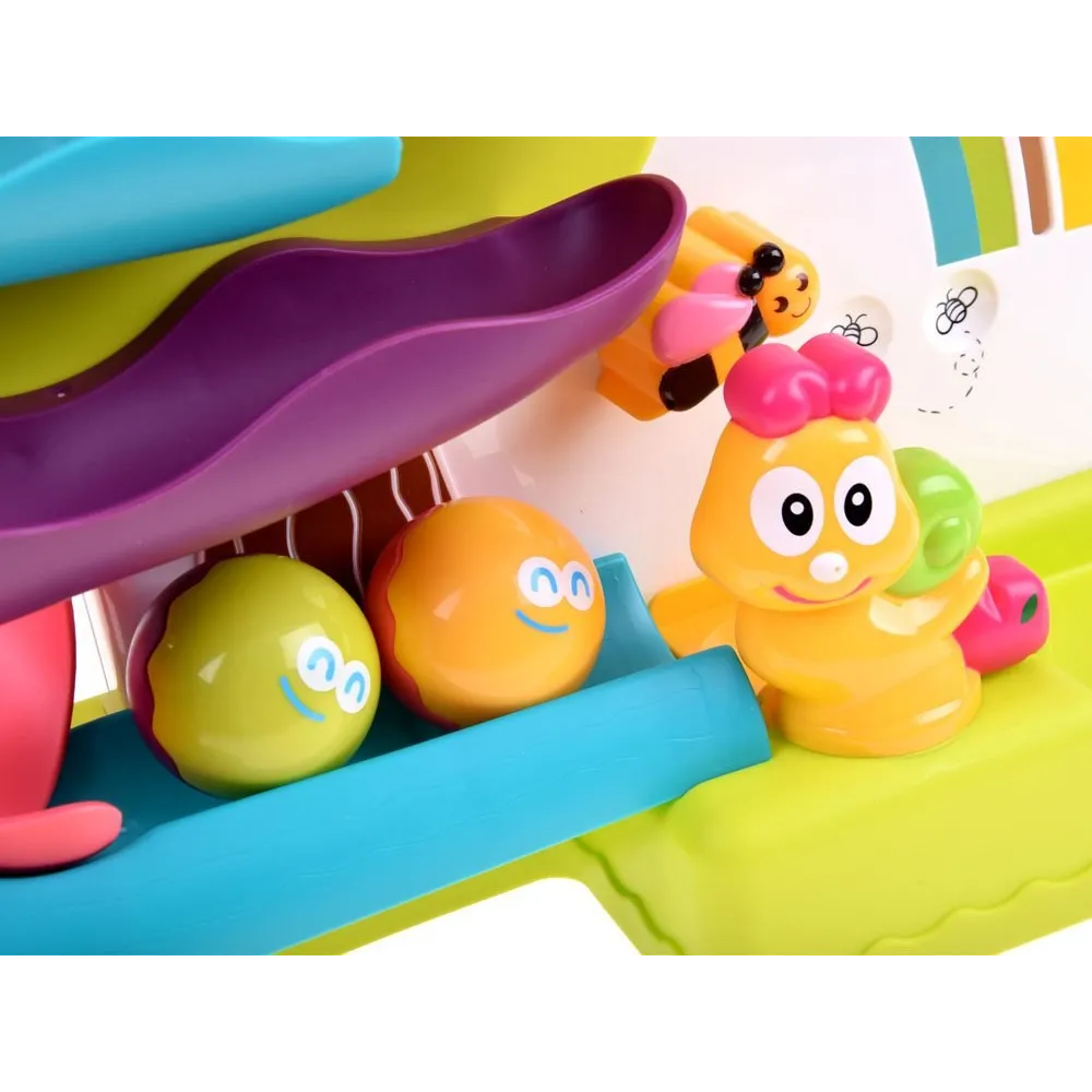 zbliżenie na mechanizm lwiątka oraz kolorowe kulki na torze