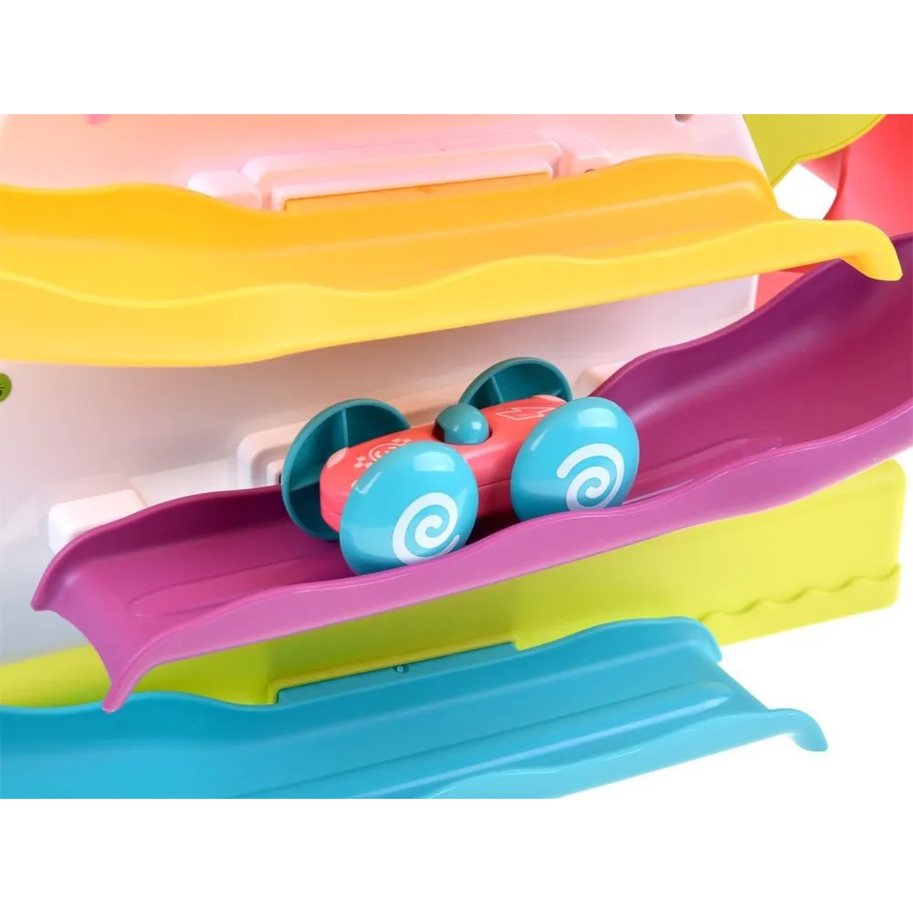 szczegół autka umieszczonego na starcie zjeżdżalni