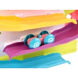 szczegół autka umieszczonego na starcie zjeżdżalni