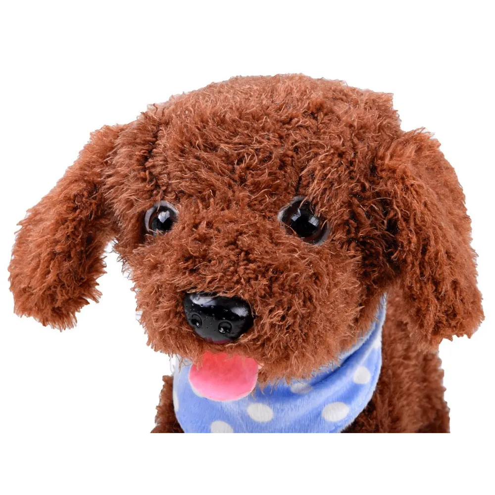 Detal kolorowej obroży i kokardki na szyi pluszowego pieska