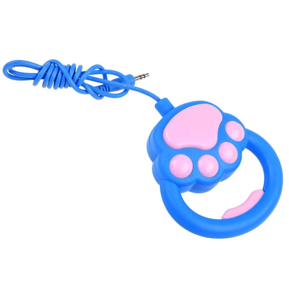 Piesek interaktywny z podłączoną smyczą gotowy do zabawy