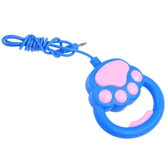 Piesek interaktywny z podłączoną smyczą gotowy do zabawy