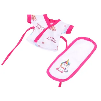 zbliżenie na akcesoria: talerzyk i sztućce do karmienia lalki