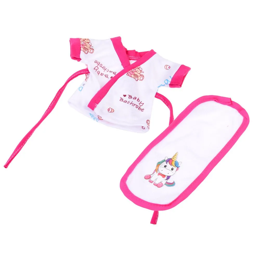 zbliżenie na akcesoria: talerzyk i sztućce do karmienia lalki