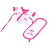 zbliżenie na akcesoria: talerzyk i sztućce do karmienia lalki