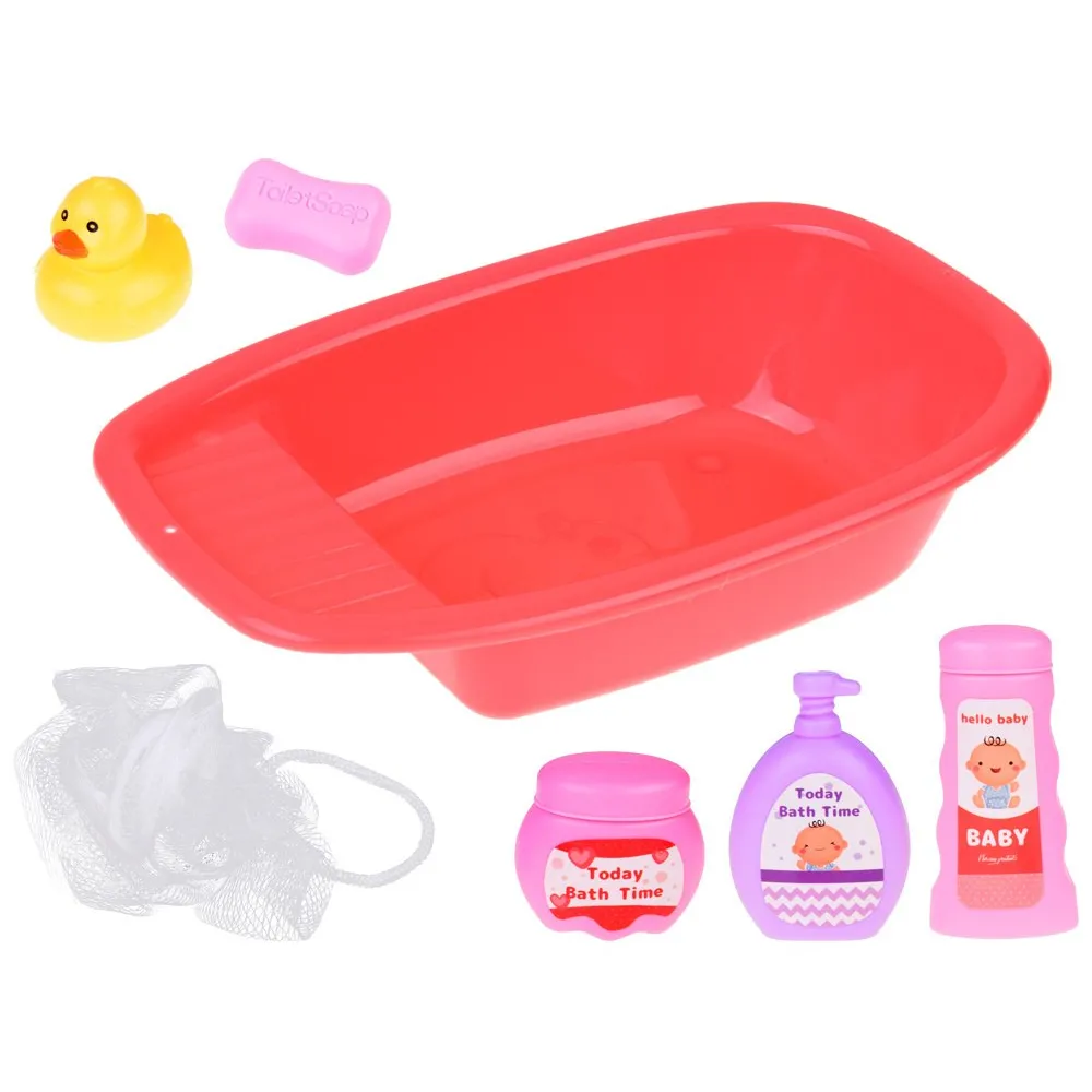 nocnik oraz kosmetyki kąpielowe jako wyposażenie zestawu z lalką