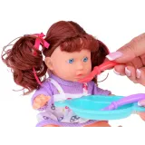 ręka dziecka bawiąca się gąbką przy myciu bobasa w wannie