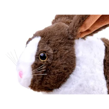 pluszowy króliczek kicający w kierunku dziecka