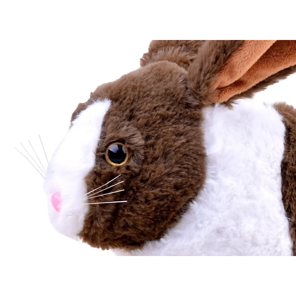 pluszowy króliczek kicający w kierunku dziecka