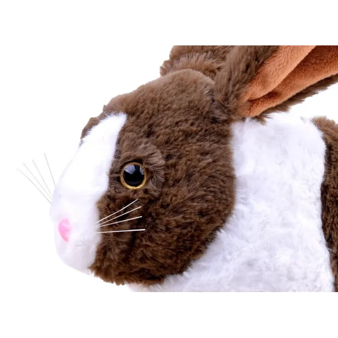 pluszowy króliczek kicający w kierunku dziecka