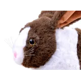 pluszowy króliczek kicający w kierunku dziecka