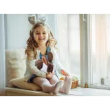 detal: uszy i nosek ruszającego się królika