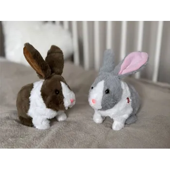 króliczek wydający przyjazne dźwięki podczas zabawy