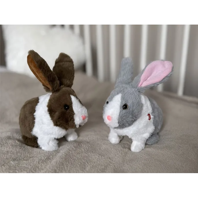 króliczek wydający przyjazne dźwięki podczas zabawy