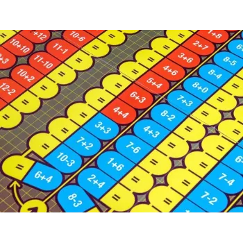 Dzieci grające w LICZMANIĘ podczas rodzinnej rozgrywki