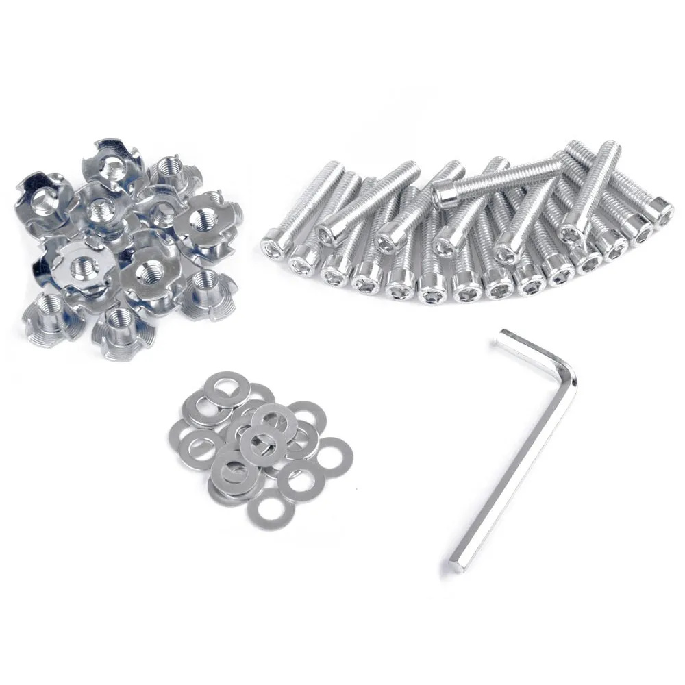 różnorodne uchwyty do wspinaczki ułożone w rzędzie