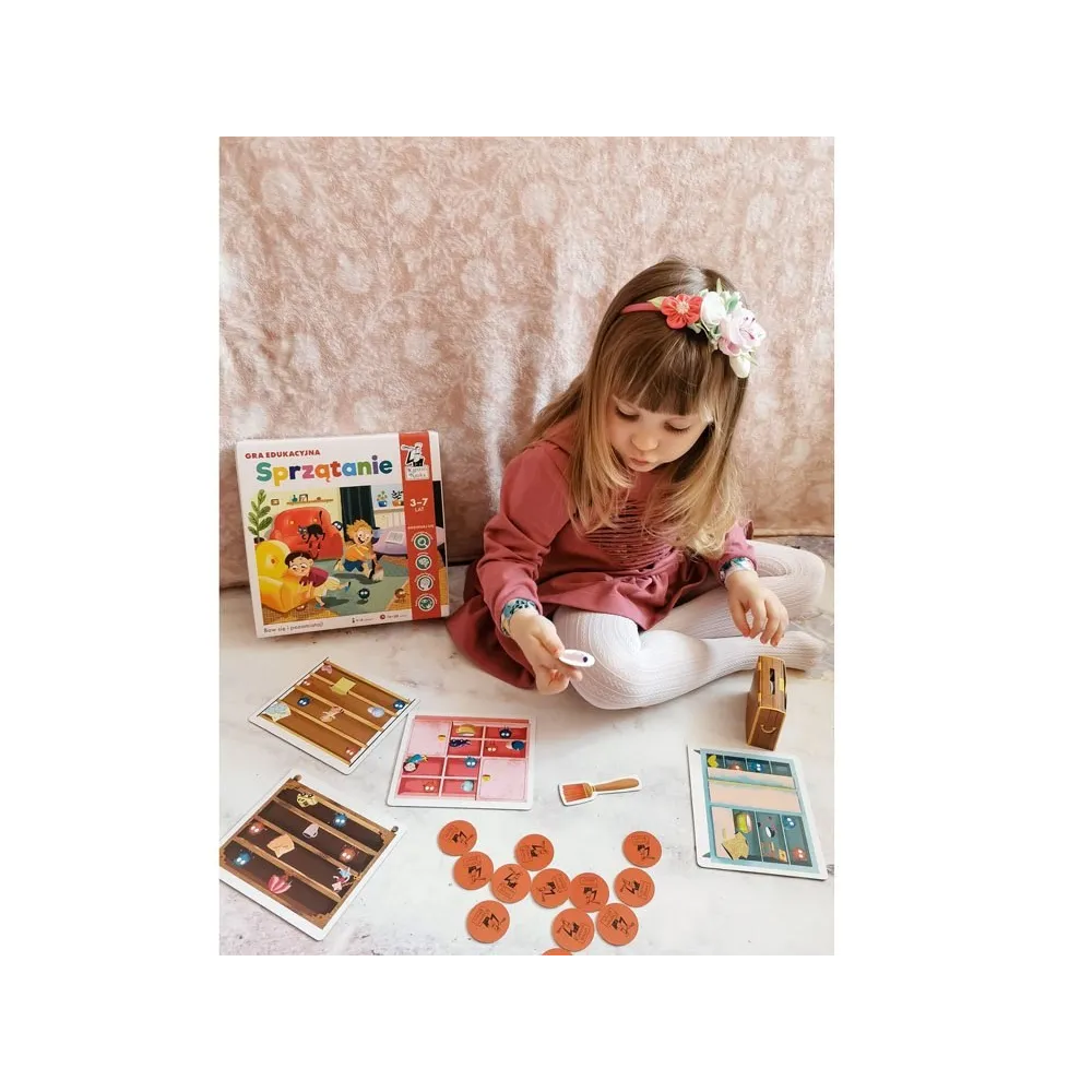 Plansze z ilustracjami pomieszczeń i kolorowe elementy gry edukacyjnej