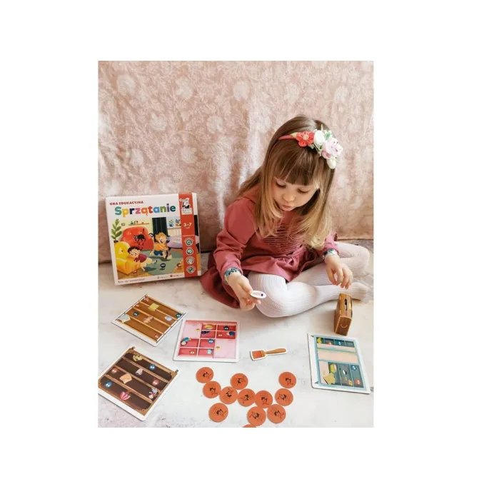 Plansze z ilustracjami pomieszczeń i kolorowe elementy gry edukacyjnej