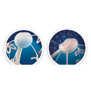 Widok karuzelki zamontowanej na łóżeczku dziecięcym